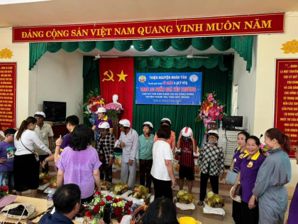 tang 100 phan qua cho ba con kho khan tinh soc trang 4