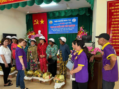tang 100 phan qua cho ba con kho khan tinh soc trang 5