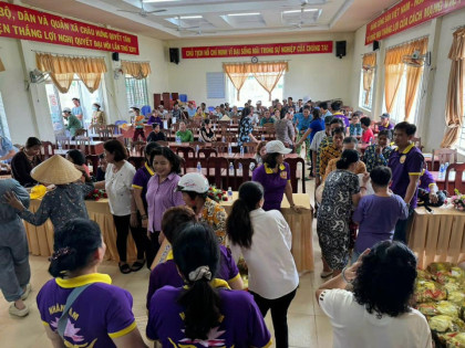 tang 100 phan qua cho ba con kho khan tinh soc trang 6