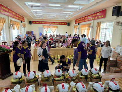 tang 100 phan qua cho ba con kho khan tinh soc trang 7
