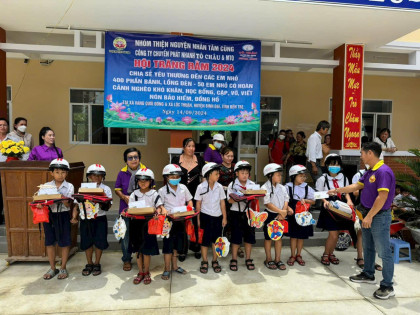 tang 400 phan qua va 50 hoc bong yeu thuong cho cac em hoc sinh tai binh dai ben tre 1