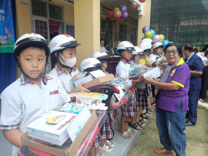 tang 400 phan qua va 50 hoc bong yeu thuong cho cac em hoc sinh tai binh dai ben tre 10