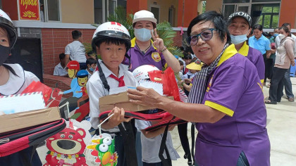 tang 400 phan qua va 50 hoc bong yeu thuong cho cac em hoc sinh tai binh dai ben tre 11