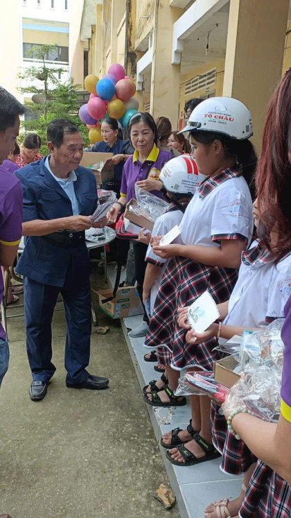 tang 400 phan qua va 50 hoc bong yeu thuong cho cac em hoc sinh tai binh dai ben tre 14