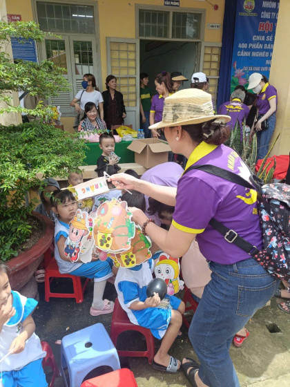 tang 400 phan qua va 50 hoc bong yeu thuong cho cac em hoc sinh tai binh dai ben tre 17