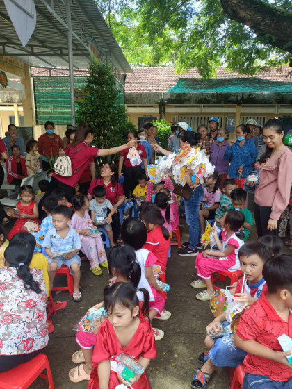 tang 400 phan qua va 50 hoc bong yeu thuong cho cac em hoc sinh tai binh dai ben tre 18