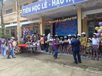 tang 400 phan qua va 50 hoc bong yeu thuong cho cac em hoc sinh tai binh dai ben tre 2