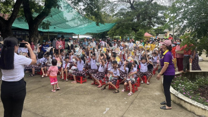 tang 400 phan qua va 50 hoc bong yeu thuong cho cac em hoc sinh tai binh dai ben tre 20