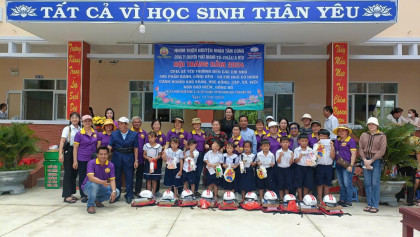 tang 400 phan qua va 50 hoc bong yeu thuong cho cac em hoc sinh tai binh dai ben tre 3