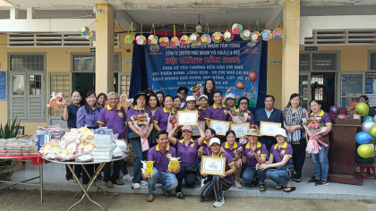 tang 400 phan qua va 50 hoc bong yeu thuong cho cac em hoc sinh tai binh dai ben tre 5