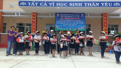 tang 400 phan qua va 50 hoc bong yeu thuong cho cac em hoc sinh tai binh dai ben tre 6