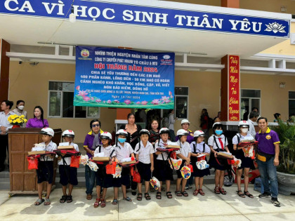 tang 400 phan qua va 50 hoc bong yeu thuong cho cac em hoc sinh tai binh dai ben tre 9