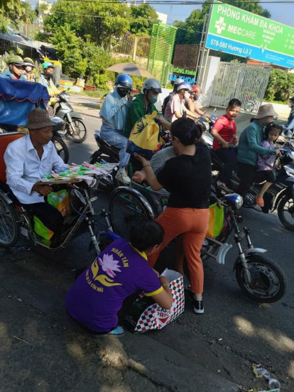 tang nhu yeu pham cho 200 nguoi kho khan ban ve so tai sai gon 12