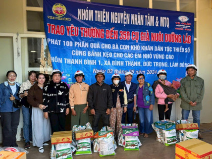 tang qua cho trai duong lao ba con dan toc vung cao va 250 em nho 2