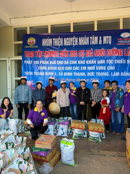 tang qua cho trai duong lao ba con dan toc vung cao va 250 em nho 5