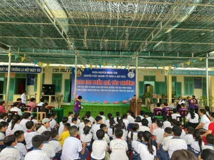 trao tang qua tiep buoc den truong cho 100 em hoc sinh kho khan tai tinh ben tre 1