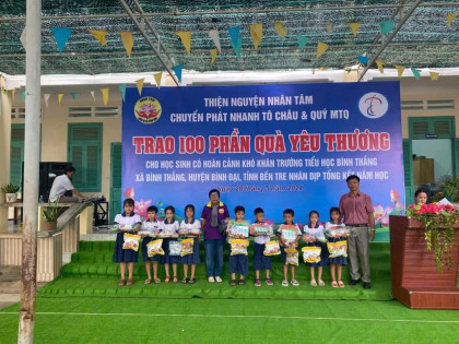trao tang qua tiep buoc den truong cho 100 em hoc sinh kho khan tai tinh ben tre 2