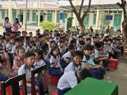 trao tang qua tiep buoc den truong cho 100 em hoc sinh kho khan tai tinh ben tre 3