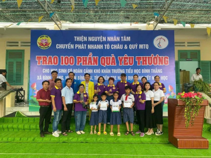 trao tang qua tiep buoc den truong cho 100 em hoc sinh kho khan tai tinh ben tre 5