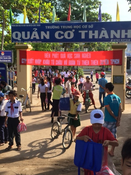 Tô Châu tặng quà cho học sinh trường THCS Quản Cơ Thành ảnh 2