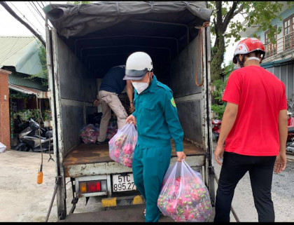 ho tro anh nhut nguoi dan long an van chuyen thanh long tai tro cho nguoi kho khan tphcm 2