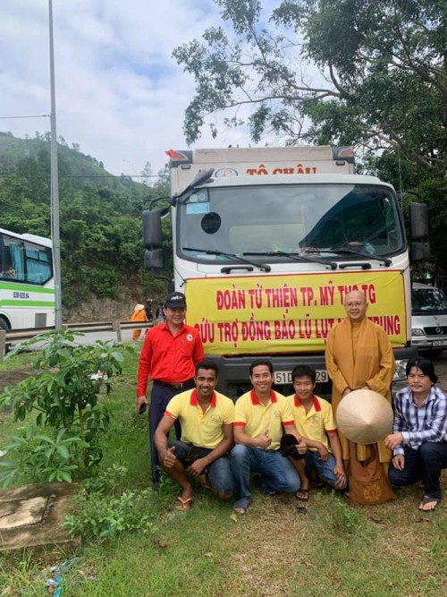 to chau ho tro dong bao mien trung vuot kho 2